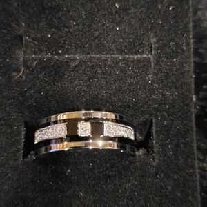 New Men's size 11 Tungsten steel and CZ ring.